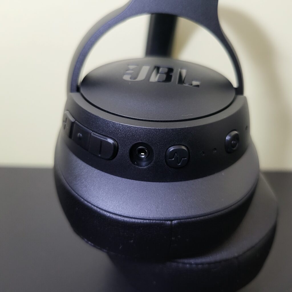 JBL Tune 760NC Buttons & Ports